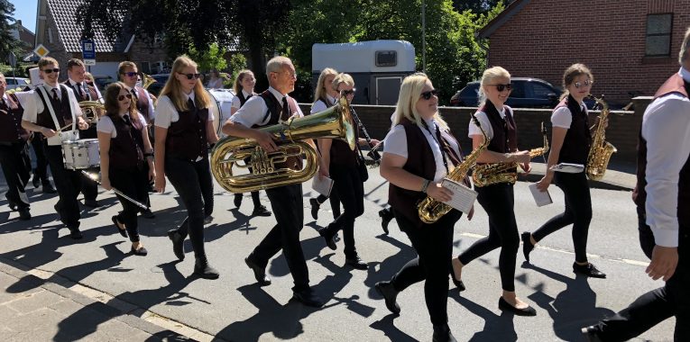 Musiker marschieren durch den Ort Halverde.