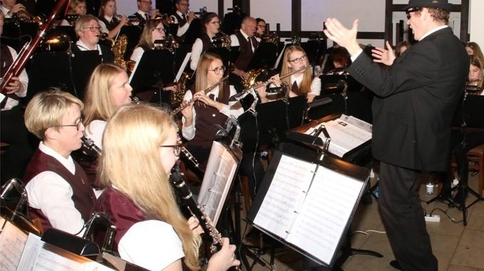 Die Blaskapelle Schapen spielt ein Blues-Stück.