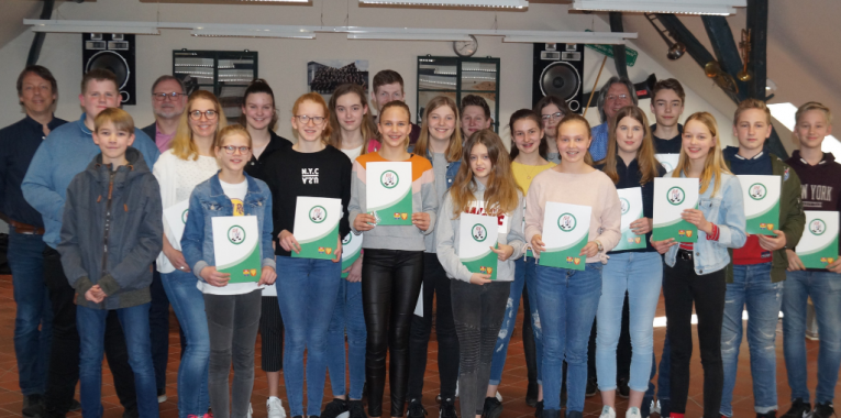 Dieter Schlüwe (hinten rechts) überreichte den erfolgreichen Teilnehmern des D1-Lehrgangs ihre Urkunden.