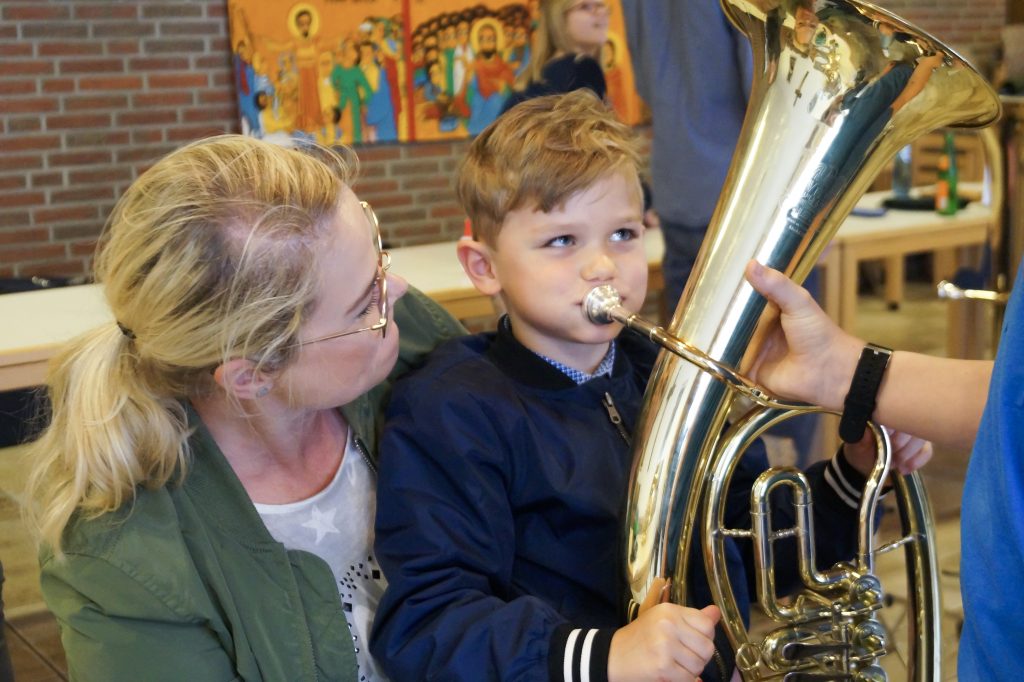 Joost (5) zeigt sein Können an dem Tenorhorn.
