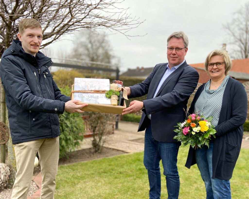 Neu-Vorsitzender Stefan Griese (l.) dankte seinem Vorgänger Edmund Huil (Mitte) und seiner Frau Elisabeth (r.) für die langjährige Arbeit in der Blaskapelle Schapen.