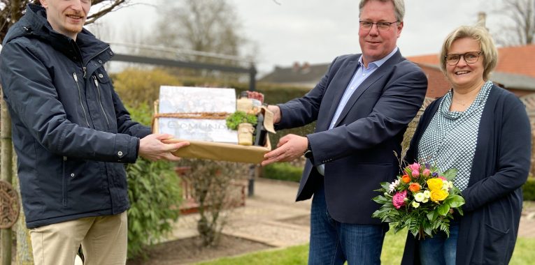 Neu-Vorsitzender Stefan Griese (l.) dankte seinem Vorgänger Edmund Huil (Mitte) und seiner Frau Elisabeth (r.) für die langjährige Arbeit in der Blaskapelle Schapen.