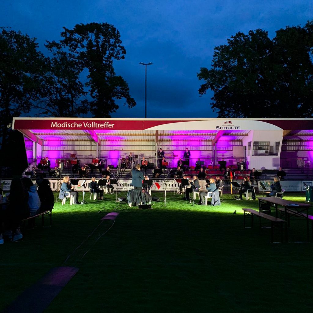 Mal sanfte, mal zackige Töne erklungen auf dem Sportplatz in Schapen beim Picknick-Konzert der Blaskapelle Schapen.
