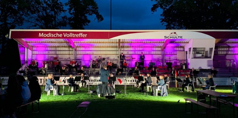 Mal sanfte, mal zackige Töne erklungen auf dem Sportplatz in Schapen beim Picknick-Konzert der Blaskapelle Schapen.